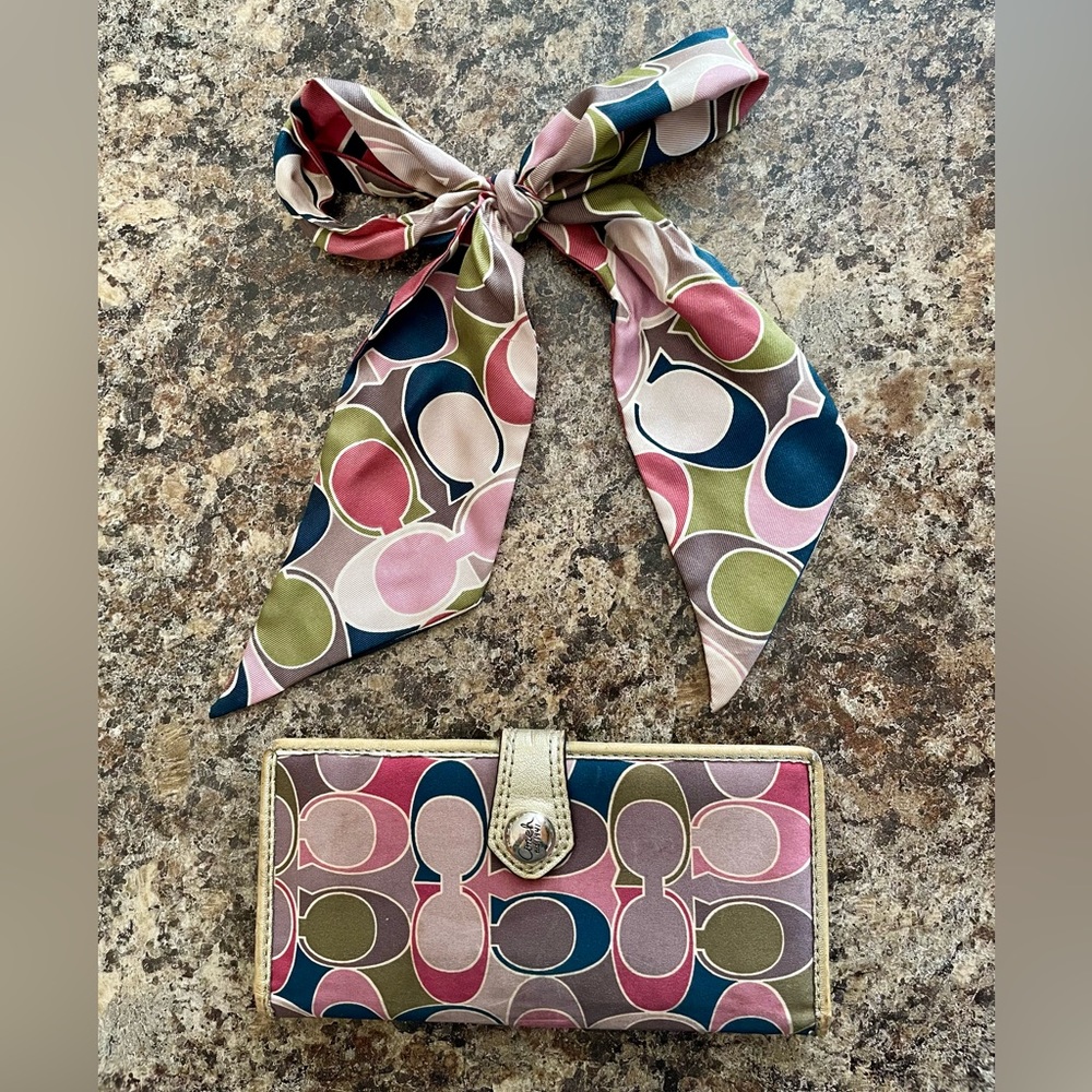 2 pc Coach SET! wallet and matching scarf set in good condition